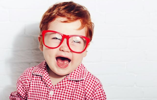 Bild: Kind mit roter Brille