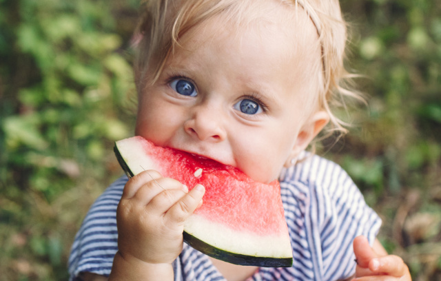 Bild: Kleinkind mit Melone