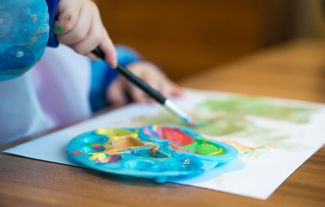 Bild: Kind malt mit Wasserfarben